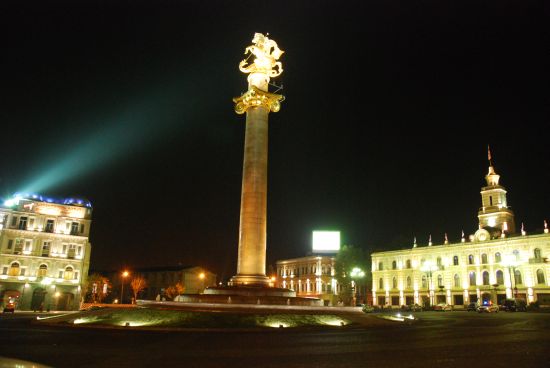 Tawisupleba moedani, czyli Plac Wolnoci. Porodku sta niegdy pomnik Lenina – dzi kolumna ze w. Jerzym.