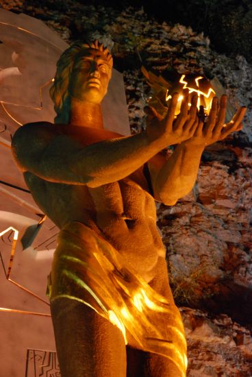 Pomnik bohatera mitologii gruzińskiej – Amirana. Wykradł bogom ogień i podarował go ludziom. 