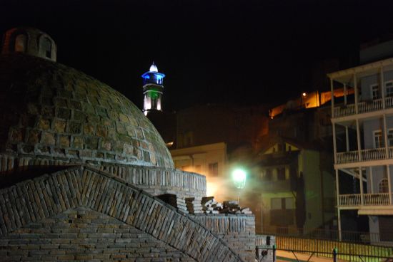 Zza bani wyłania się minaret tbiliskiego meczetu oraz secesyjne kamienice Starego Miasta.