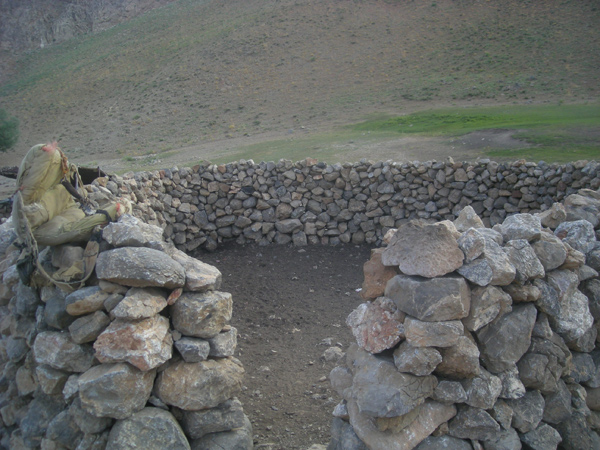 prymitywna historyczna zagroda dla owiec wypasanych od wieków na szczycie góry Tsikhe